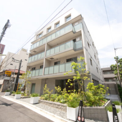 パークレジデンス三軒茶屋は、三軒茶屋駅徒歩2分の1LDK(34㎡)物件です。 賃料190,000円で管理費8,000円、敷金・礼金は各1ヶ月です。 設備にはバストイレ別、温水便座、エアコンやシステムキッチンが揃っています。 周辺には24時間営業のスーパーや飲食店、商店街が充実しています。 自然環境も豊かで、近くに公園や遊歩道があります。