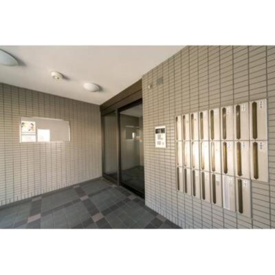 クリア・パル上用賀は用賀駅から徒歩16分の場所にある1K（33㎡）の角部屋です。  賃料は106,000円、管理費8,000円で、仲介手数料は50%OFFとなります。  周辺にはショッピング施設や公園が多く、便利な環境が整っています。  楽器相談可能で、ピアノ可です。  2026年11月下旬から入居可能で、内見は同月上旬を予定しています。