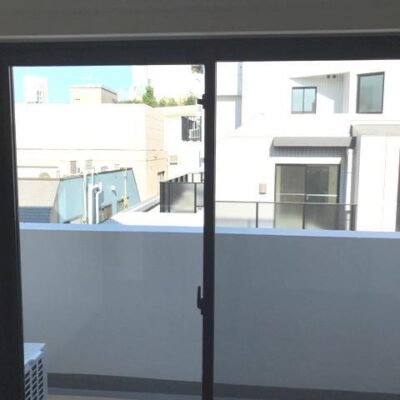 池尻大橋駅から徒歩3分のセリジェ池尻大橋は人気東山小学校学区内に位置しています。  賃料は205,000円で、管理費10,000円、敷金と礼金は各1ヵ月です。  部屋は1LDK、専有面積は37㎡、設備には温水便座や浴室乾燥機があります。  周辺には教育環境が優れた東山小学校があり、コーヒータウンとしても知られています。  内見可能で、仲介手数料は家賃の0.5ヶ月分（50% OFF）です。