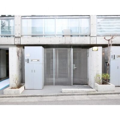 エルスタンザ代官山は、代官山駅から徒歩5分、恵比寿駅からも徒歩5分の便利な立地です。  物件は2LDK（65㎡）で、賃料は423,000円、管理費は10,000円です。  仲介手数料は50％OFF、室内設備も充実しています。  周辺には便利なコンビニやスーパー、トレンドの発信地であるお洒落なショップが揃っています。  ペットに優しい住環境で、目黒川の豊かな自然も近くにあります。