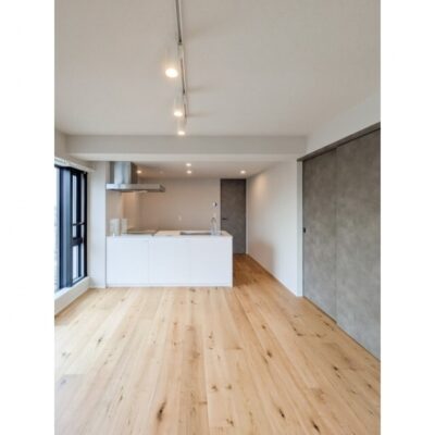 スタイリオ桜新町は桜新町駅から徒歩6分、2026年2月築の新築マンションです。 賃料は373,000円、管理費20,000円、敷金・礼金各1ヵ月です。 近隣には公園や文化施設が充実しており、緑に囲まれた環境が魅力です。 特別条件として賃料1ヵ月分フリーレントや東急線ワンデーパスのプレゼントがあります。 周辺には医療機関の施設も多数あり、安心して生活できます。