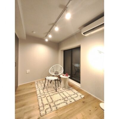 スタイリオ桜新町は桜新町駅から徒歩6分、2026年2月築の新築マンションです。 賃料は373,000円、管理費20,000円、敷金・礼金各1ヵ月です。 近隣には公園や文化施設が充実しており、緑に囲まれた環境が魅力です。 特別条件として賃料1ヵ月分フリーレントや東急線ワンデーパスのプレゼントがあります。 周辺には医療機関の施設も多数あり、安心して生活できます。