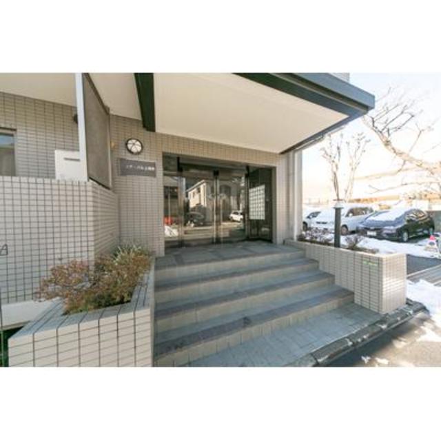 クリア・パル上用賀は用賀駅から徒歩16分の場所にある1K（33㎡）の角部屋です。  賃料は106,000円、管理費8,000円で、仲介手数料は50%OFFとなります。  周辺にはショッピング施設や公園が多く、便利な環境が整っています。  楽器相談可能で、ピアノ可です。  2026年11月下旬から入居可能で、内見は同月上旬を予定しています。