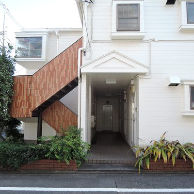 世田谷区三宿の6万円賃料の1R物件です。 池尻大橋と三軒茶屋が徒歩圏内で、通勤や生活に便利です。 近隣にはカフェや公園があり、自然を楽しめる環境です。 生活に便利なスーパーやコンビニが徒歩圏にあり、利便性も抜群です。 詳細や問い合わせは公式LINEから行えます。