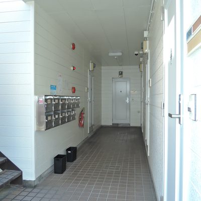 世田谷区三宿の6万円賃料の1R物件です。 池尻大橋と三軒茶屋が徒歩圏内で、通勤や生活に便利です。 近隣にはカフェや公園があり、自然を楽しめる環境です。 生活に便利なスーパーやコンビニが徒歩圏にあり、利便性も抜群です。 詳細や問い合わせは公式LINEから行えます。
