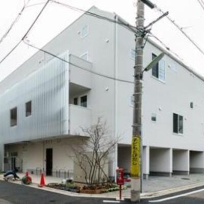 野沢ウッドは駒沢大学駅から徒歩11分の1R・34㎡の物件です。  賃料151,000円、管理費10,000円で、仲介手数料は50％OFFの家賃の0.5ヶ月分です。  設備にはバストイレ別、エアコン、システムキッチンがあります。  周辺には飲食店や公園があり、ペットにも優しい環境です。  入居可能日は2027年1月下旬、内見は2026年12月上旬を予定しています。