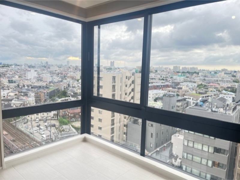 レジディアタワー中目黒は中目黒駅から徒歩3分のペット可マンションです。  賃料は475,000円、管理費25,000円、2LDK（72㎡）の部屋があります。  近隣にはペット病院や自然環境が整っており、安心して生活できます。  中目黒駅エリアは商業施設が豊富で交通アクセスも便利です。  仲介手数料は家賃の0.5ヶ月分（50% OFF）です。