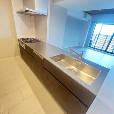 レジディアタワー中目黒は中目黒駅から徒歩3分のペット可マンションです。  賃料は475,000円、管理費25,000円、2LDK（72㎡）の部屋があります。  近隣にはペット病院や自然環境が整っており、安心して生活できます。  中目黒駅エリアは商業施設が豊富で交通アクセスも便利です。  仲介手数料は家賃の0.5ヶ月分（50% OFF）です。