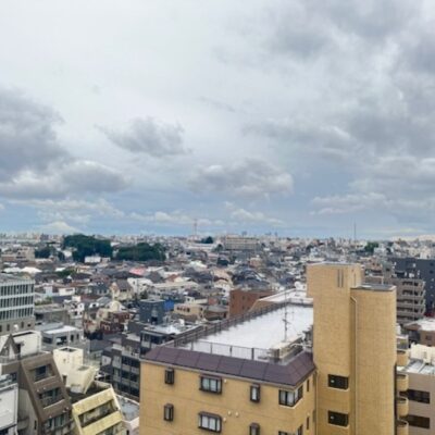 レジディアタワー中目黒は中目黒駅から徒歩3分のペット可マンションです。  賃料は475,000円、管理費25,000円、2LDK（72㎡）の部屋があります。  近隣にはペット病院や自然環境が整っており、安心して生活できます。  中目黒駅エリアは商業施設が豊富で交通アクセスも便利です。  仲介手数料は家賃の0.5ヶ月分（50% OFF）です。