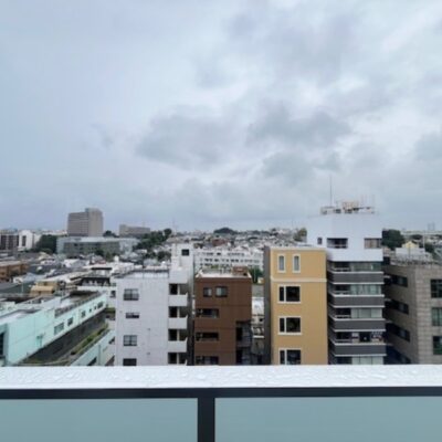 レジディア中目黒Ⅱは中目黒駅から徒歩10分の1K（24㎡）賃貸物件です。  賃料は155,000円、管理費15,000円、仲介手数料は50%OFFで家賃の0.5ヶ月分です。  周辺には中目黒公園や目黒川があり、季節の移り変わりを楽しめる環境です。  交通アクセスが良好で、日比谷線の始発駅として通勤便利です。  2026年9月室内リノベーション済みです。